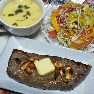 牛ステーキと野菜サラダとコーンスープの夕食☆